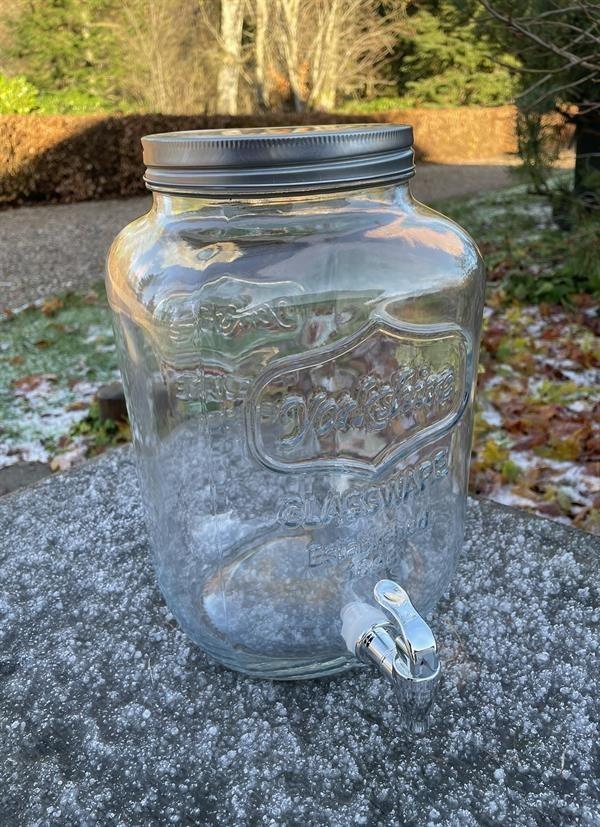 Eddikkrukke i glass med tappekran, rødrutet stoff, 8 liter